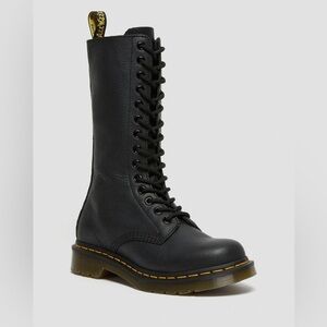 EUC Doc Martens Virginia 1B99 black, soft upper, 14 hole, size 10